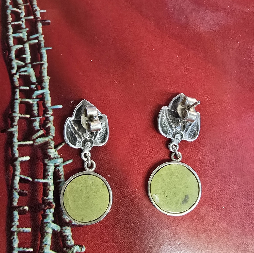 Vintage Native American Sterling Silver Leaf Green Stone Earrings - Picture 2 of 3